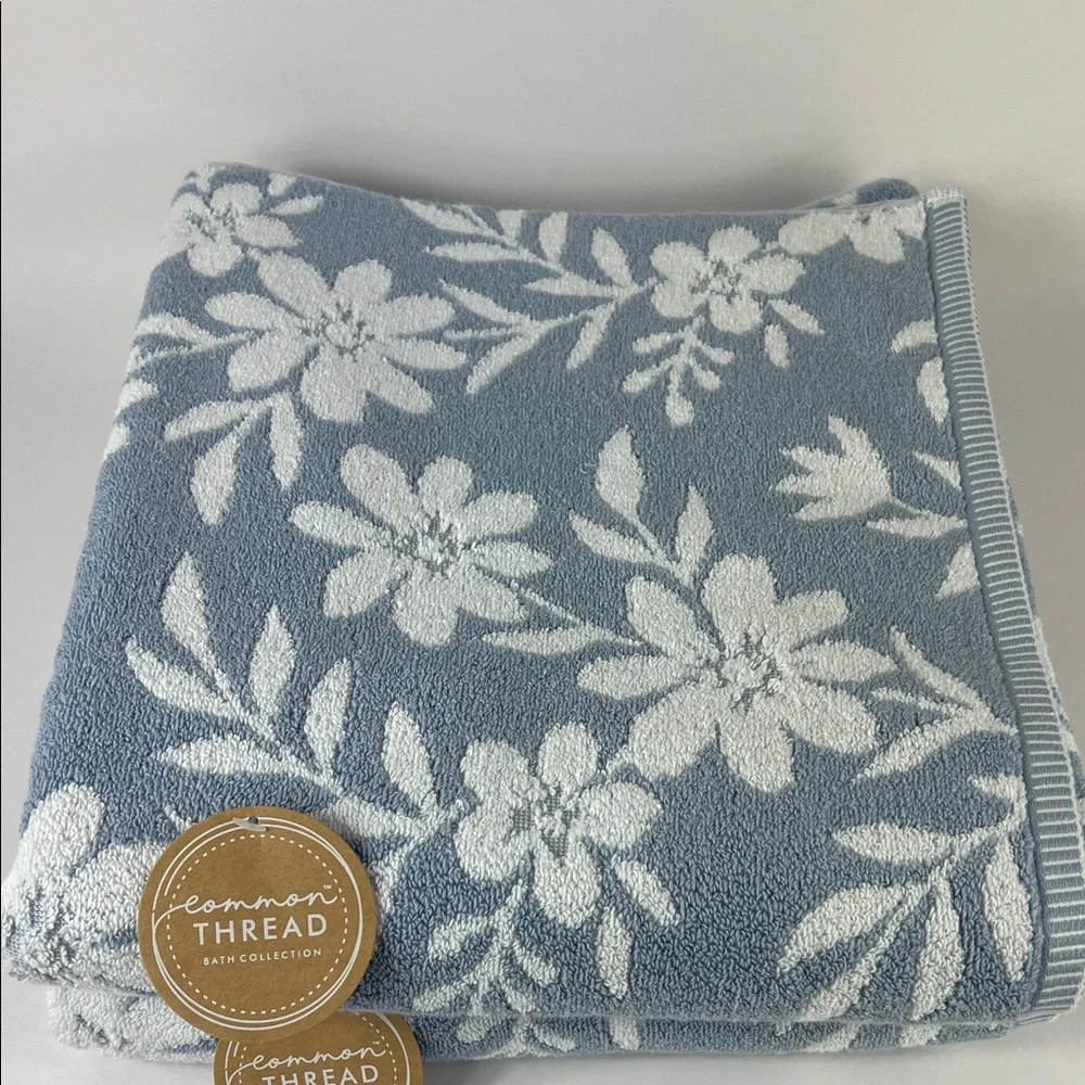 Common Thread Bath Towels Blue White Floral Plush 100% Cotton Set of 2 NEW